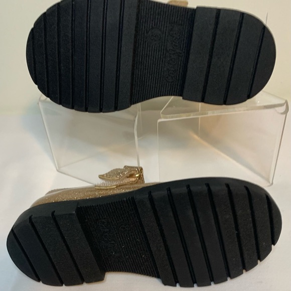 Cat & Jack Glittery Gold Kids Dress Shoes.
Size 8 - Picture 4 of 5